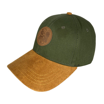 Grön keps med rund läderpatch och brun skärm, med naturmotiv och texten “SWEDEN wilderness with the Spirit of Nature” – en snygg och praktisk keps för solskydd och stil.