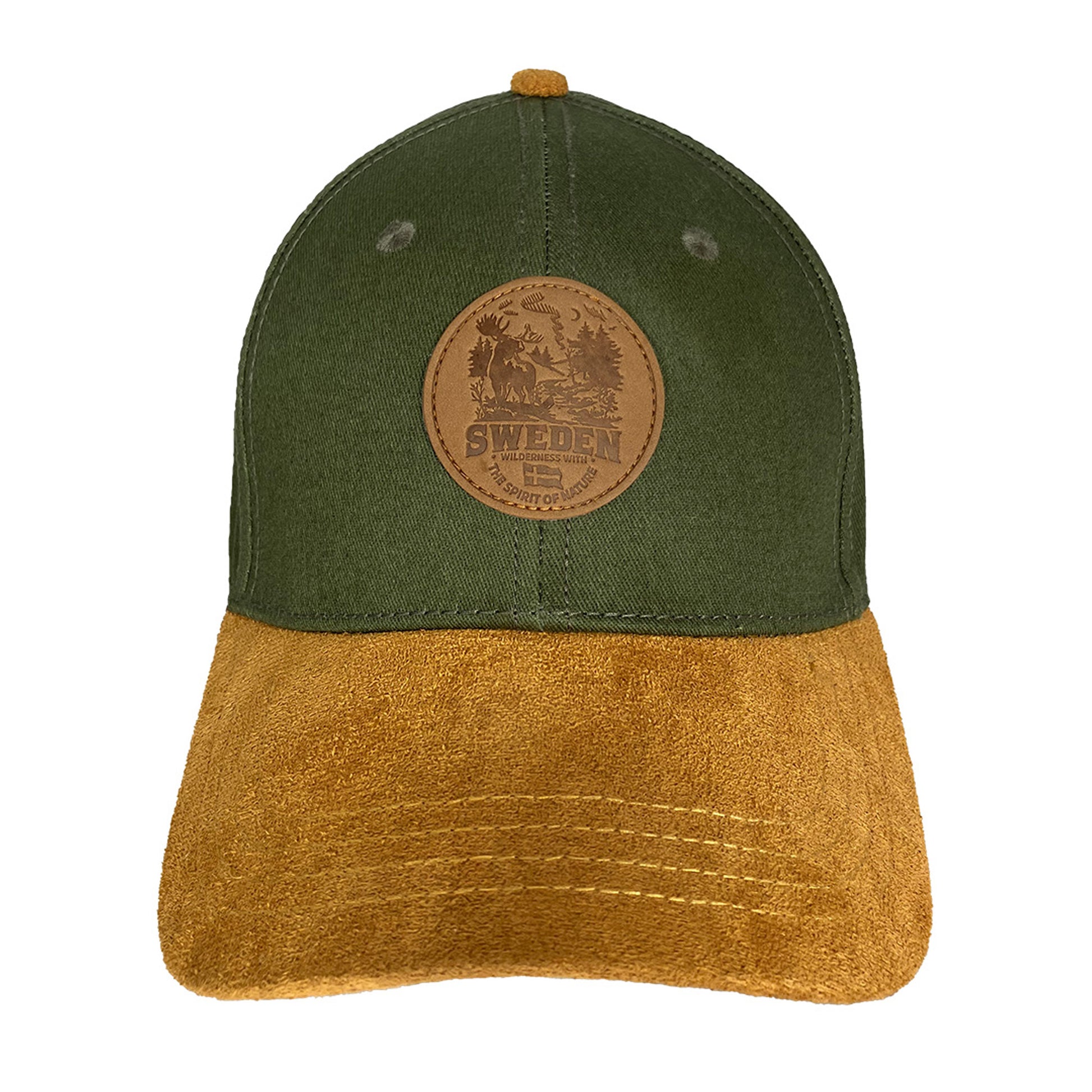 Grön keps med rund läderpatch med naturmotiv och texten “SWEDEN wilderness with the Spirit of Nature” sedd framifrån. Stilren keps med brun skärm.