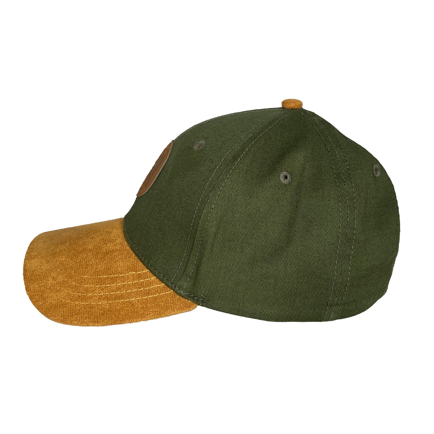 Grön keps med rund läderpatch med naturmotiv sedd från sidan, brun skärm och justerbar passform – en snygg keps med texten “SWEDEN wilderness with the Spirit of Nature”.