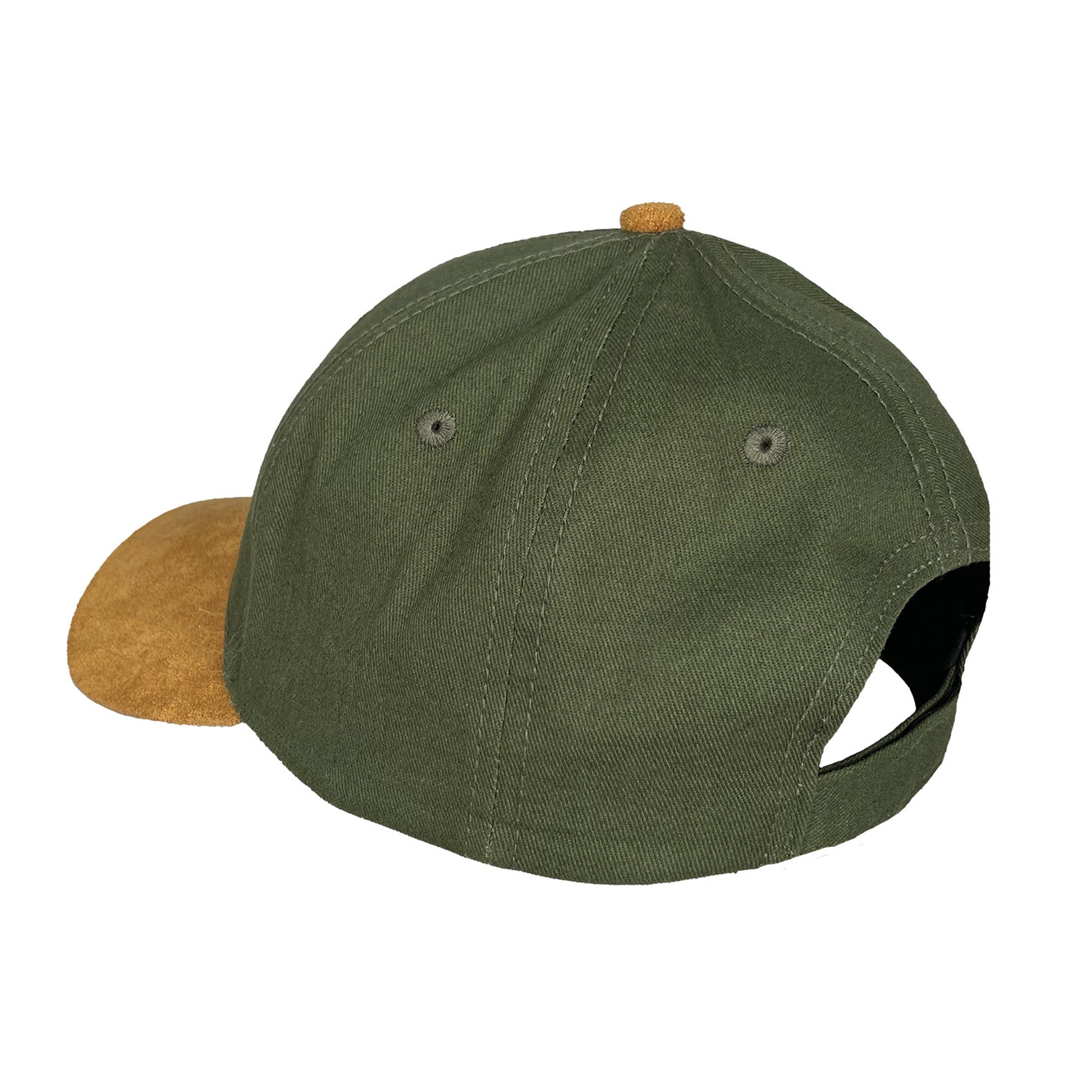 Grön keps  med rund läderpatch, naturmotiv och brun skärm sedd snett bakifrån – justerbar keps med texten “SWEDEN wilderness with the Spirit of Nature”.