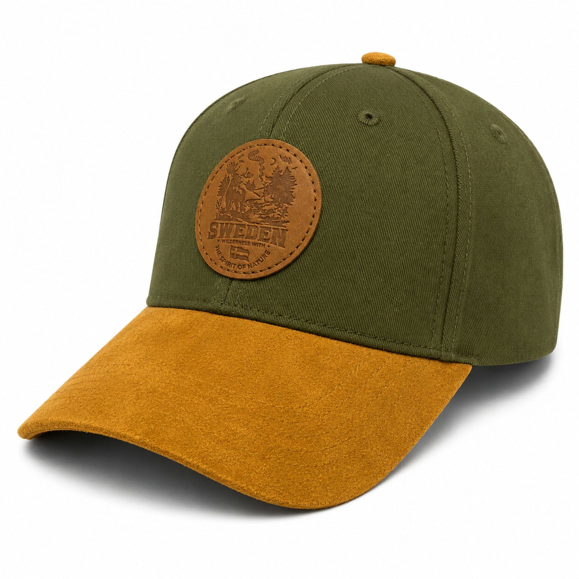 Grön keps med rund läderpatch och brun skärm, med naturmotiv och texten “SWEDEN wilderness with the Spirit of Nature” – en snygg och praktisk keps för solskydd och stil.