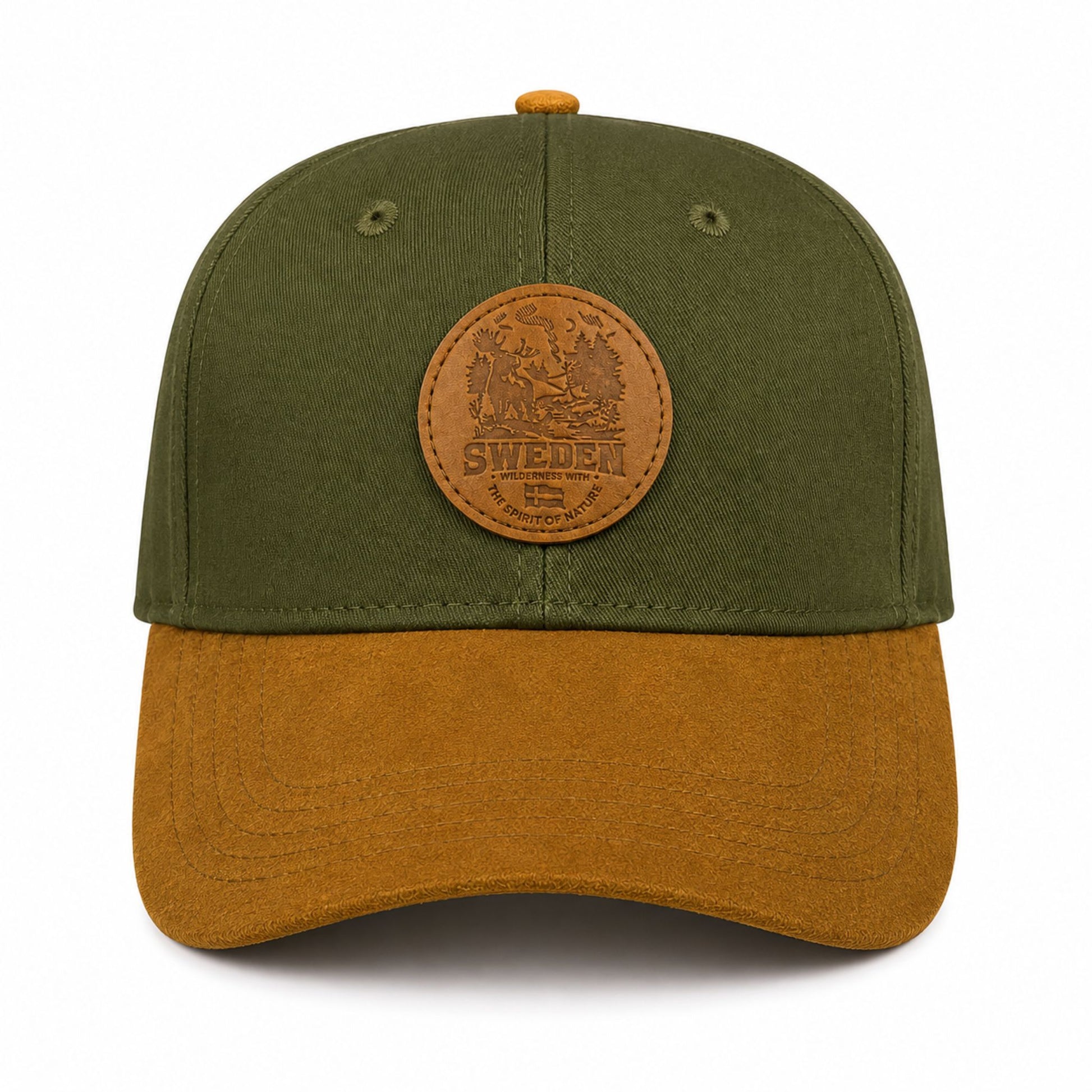 Grön keps med rund läderpatch med naturmotiv och texten “SWEDEN wilderness with the Spirit of Nature” sedd framifrån. Stilren keps med brun skärm.