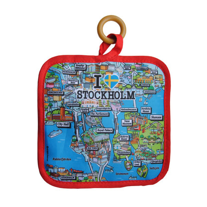 Grytlapp med karta över Stockholm, röd bård och texten I ❤️ (hjärta med svenska flaggan) Stockholm. Grytlappen är också försedd med ring för upphängning. 