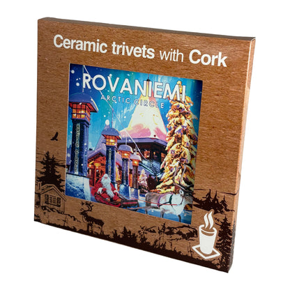 Grytunderlägg med Rovaniemi-motiv av tomte i släde med ren vid Arctic Circle, i förpackning – praktiskt och dekorativt kökstillbehör med Finlandstema.