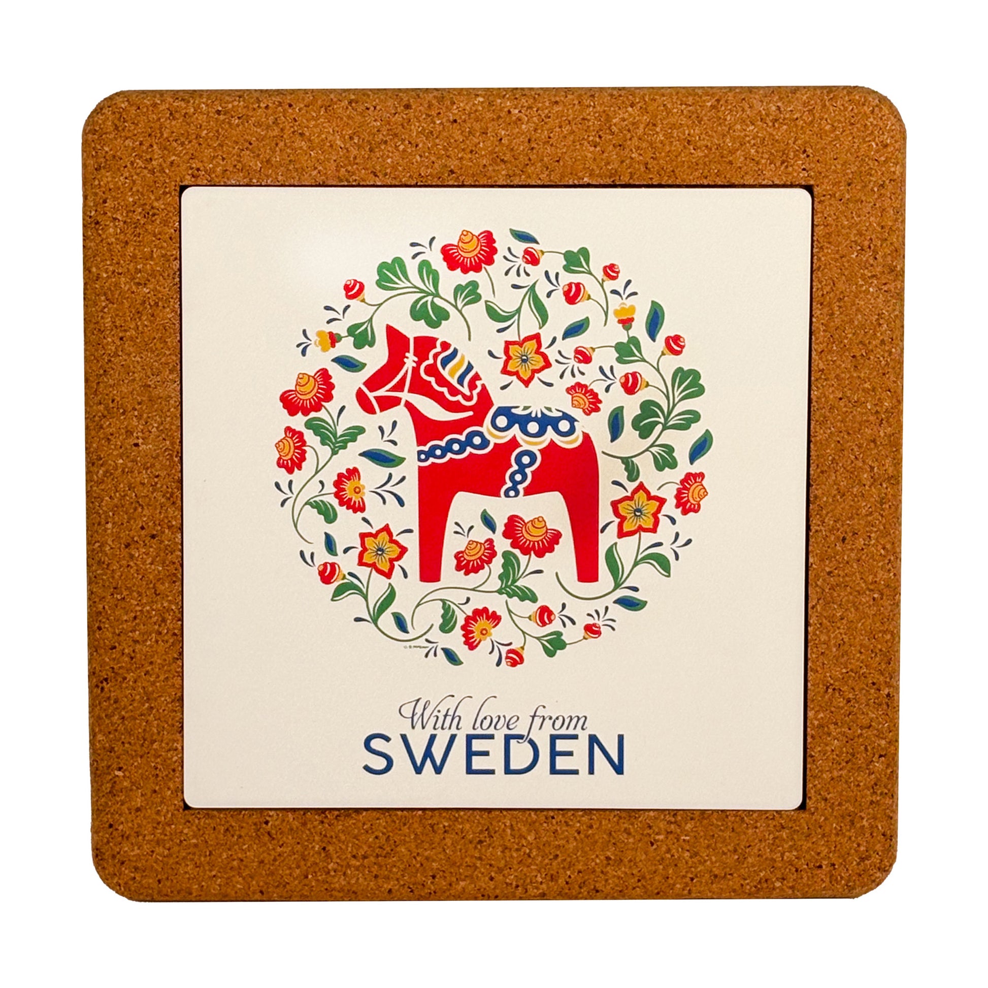Grytunderlägg med charmigt dalahästmotiv, omgiven av snirklande blommor och texten "With love from SWEDEN". En vacker och färgstark detalj som förmedlar svensk tradition och ger en personlig touch till ditt kök.