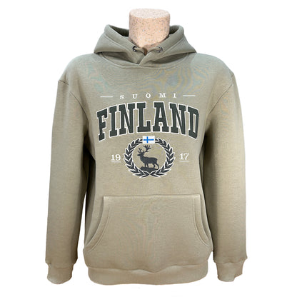 Grön hoodie med renmotiv och texten Finland – souvenir med finsk naturkänsla. Snören instoppade för att visa hela motivet.