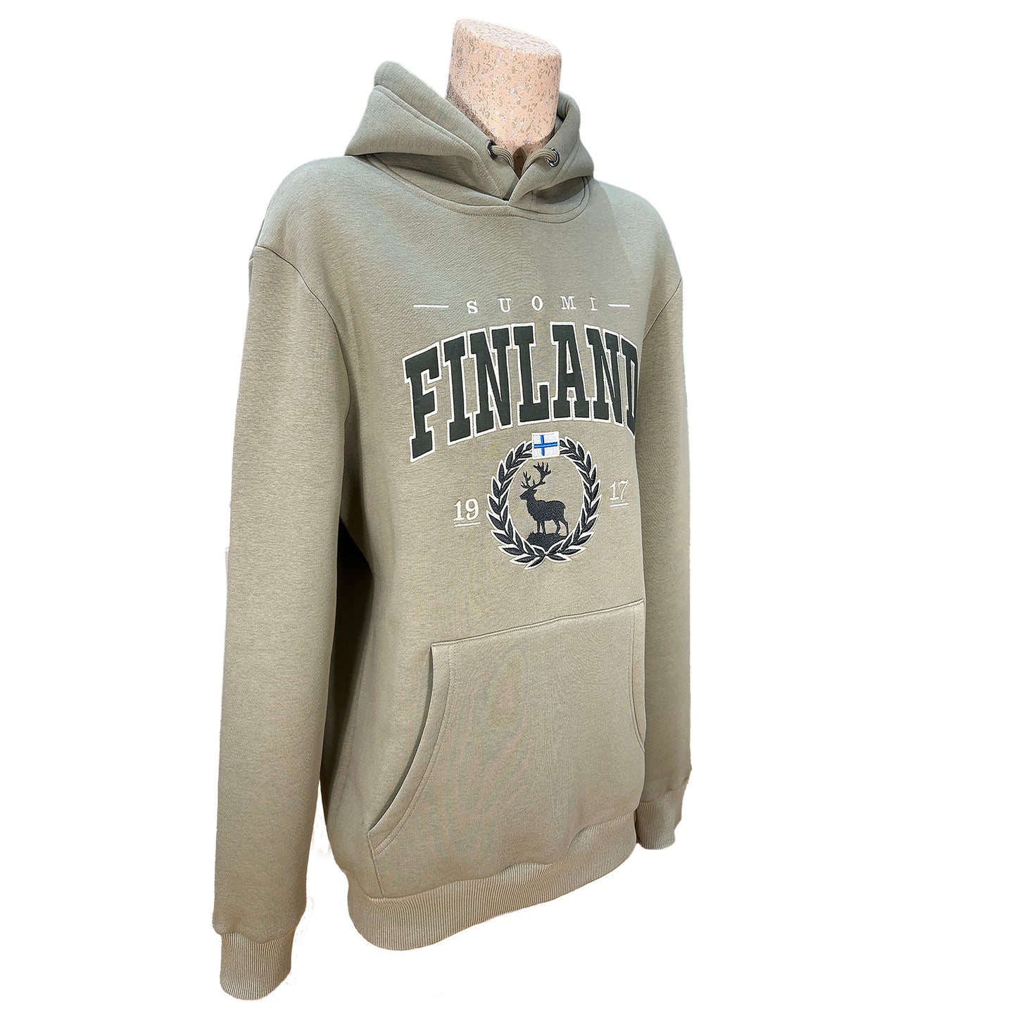 Grön hoodie med renmotiv och texten Finland – souvenir med finsk naturkänsla. Sedd snett framifrån