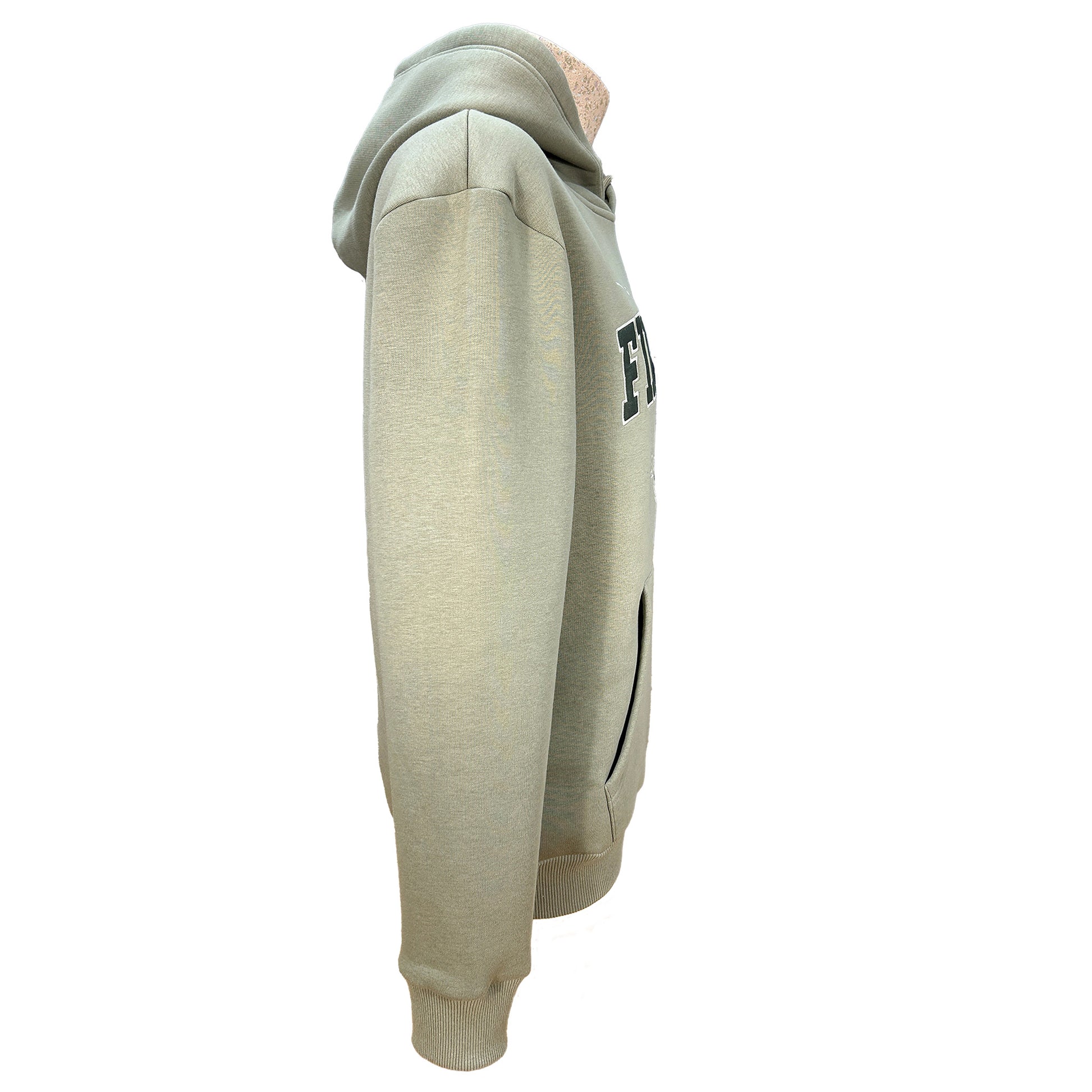 Grön hoodie med renmotiv och texten Finland – souvenir med finsk naturkänsla. Sedd från sidan.