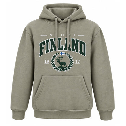 Grön hoodie med renmotiv och texten Finland – souvenir med finsk naturkänsla.