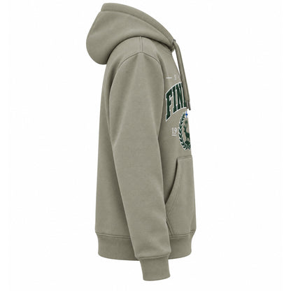 Grön hoodie med renmotiv och texten Finland – souvenir med finsk naturkänsla. Sedd från sidan.
