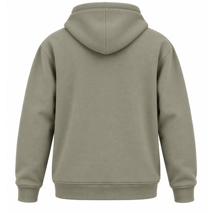 Grön hoodie med renmotiv och texten Finland – souvenir med finsk naturkänsla - Sedd bakifrån.