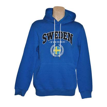 Blå hoodie med svensk flagga och texten Sweden – klassisk svensk souvenir.