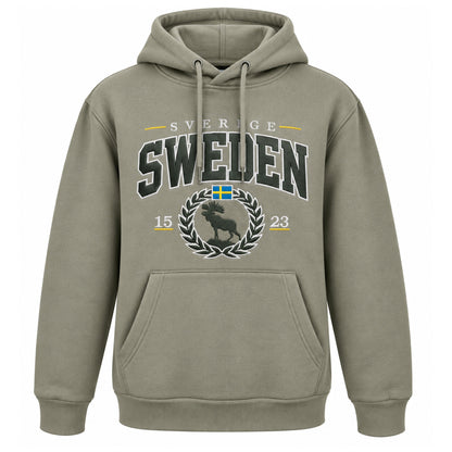 Grön hoodie med älgmotiv och texten Sweden – souvenir med svensk naturkänsla.