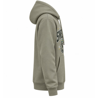 Grön hoodie med älgmotiv och texten Sweden – sedd från sidan. 