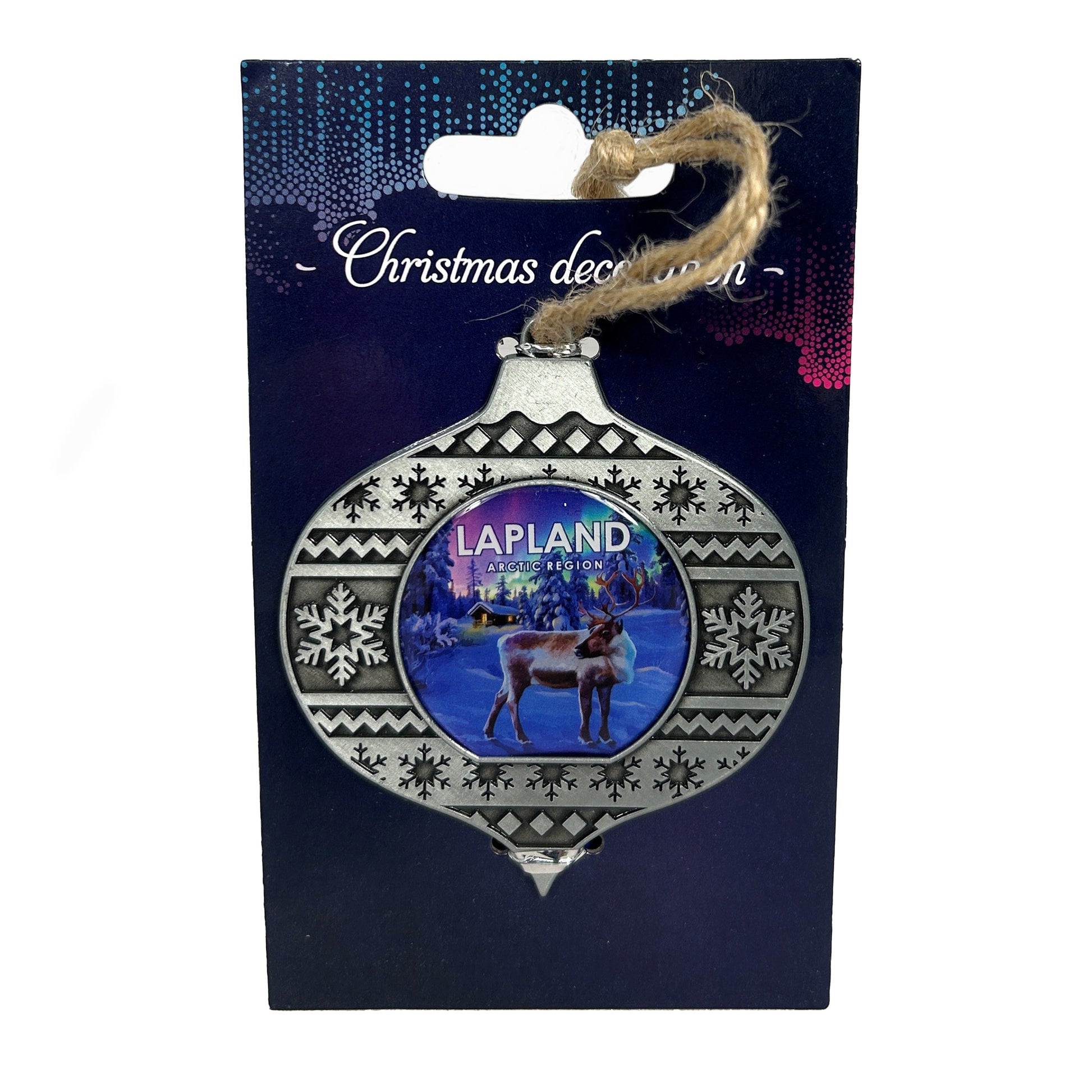Metalljuldekoration med stilren design som inspirerats av Lapplands vinter, perfekt att hänga i granen eller i fönstret. Hänger här på ett blått bakstycke med texten "Christmas decoration".