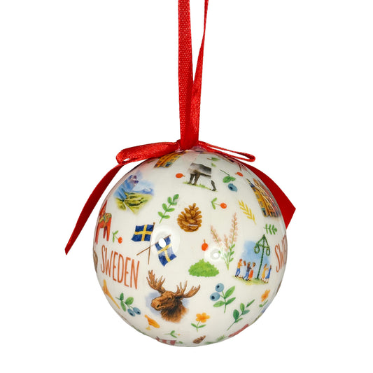 Gräddvit julkula med röda band, dekorerad med klassiska svenska symboler som älgar, dalahästar, midsommarstänger, kottar, blåbär och svenska flaggor. Texten "Sweden" syns på flera ställen och ger kulan en tydlig svensk prägel, perfekt för att skapa julstämning med en charmig och traditionell känsla.