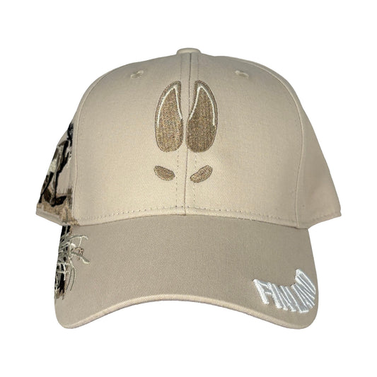 Beige keps framifrån med broderat älgspår. 