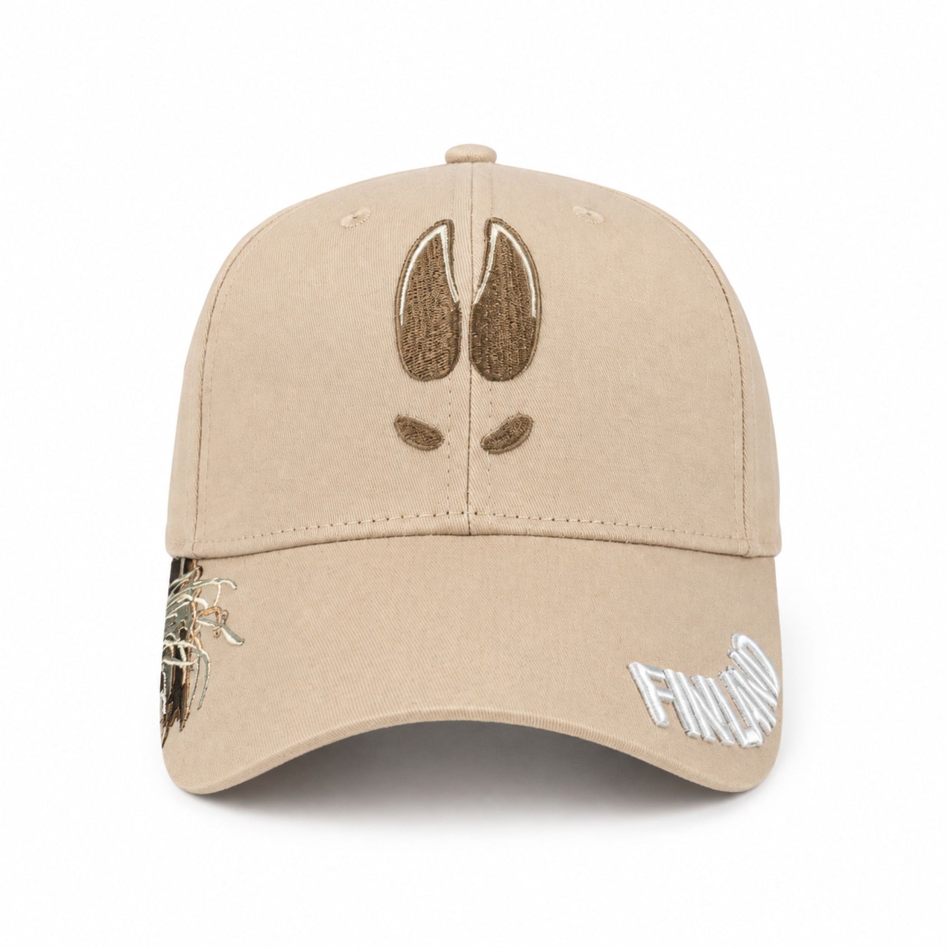 Beige keps framifrån med broderat älgspår och texten "FINLAND" på skärmen.