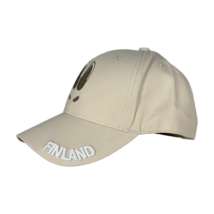 Beige keps från sidan med texten ”Finland” broderad på skärmen.