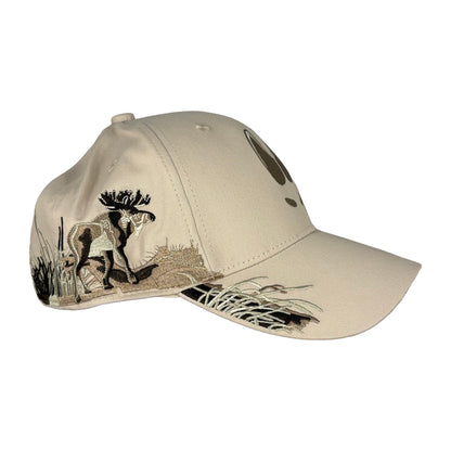 Beige keps från andra sidan med broderat älgmotiv.