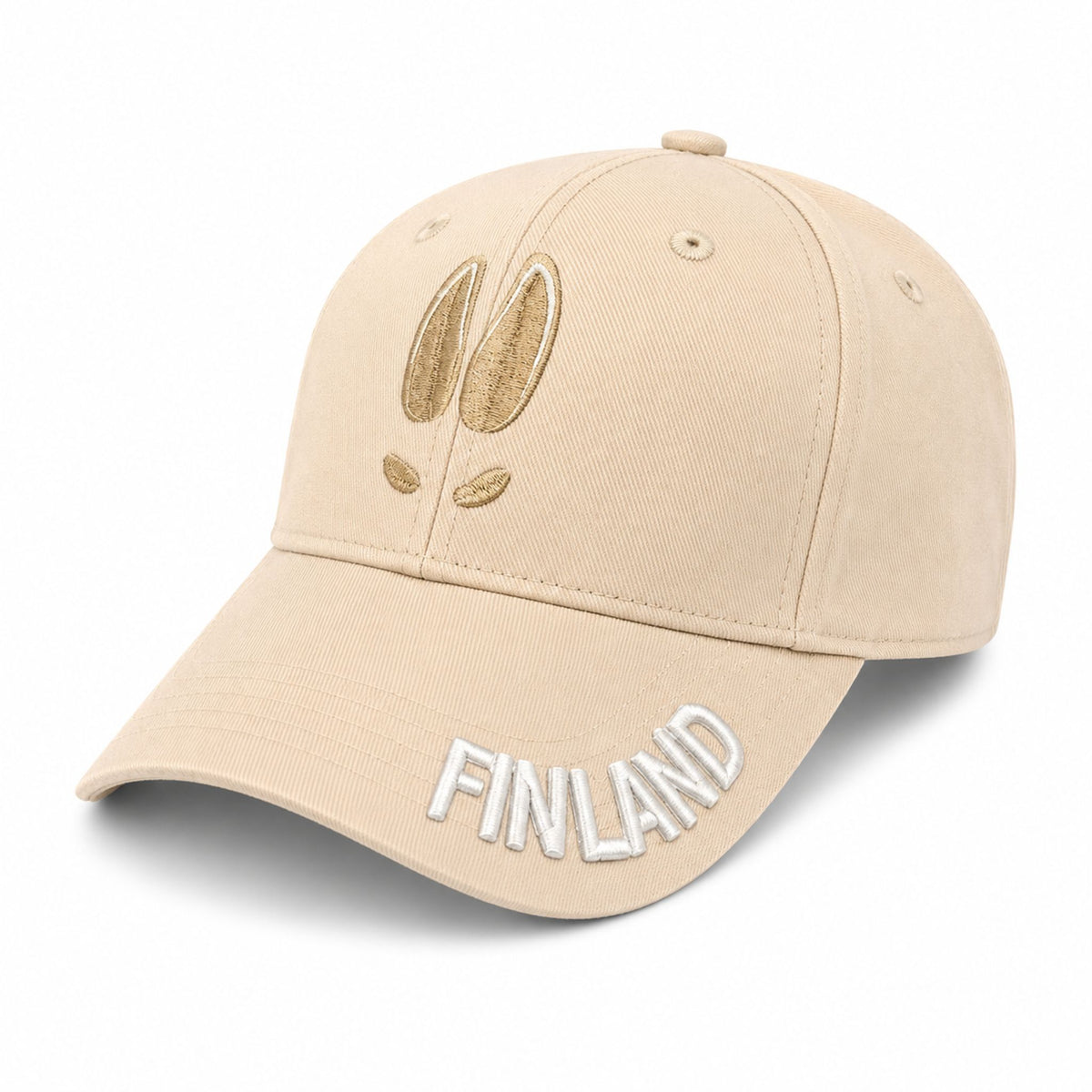 Beige keps snett framifrån med broderat älgspår och texten ”Finland” broderad på skärmen.