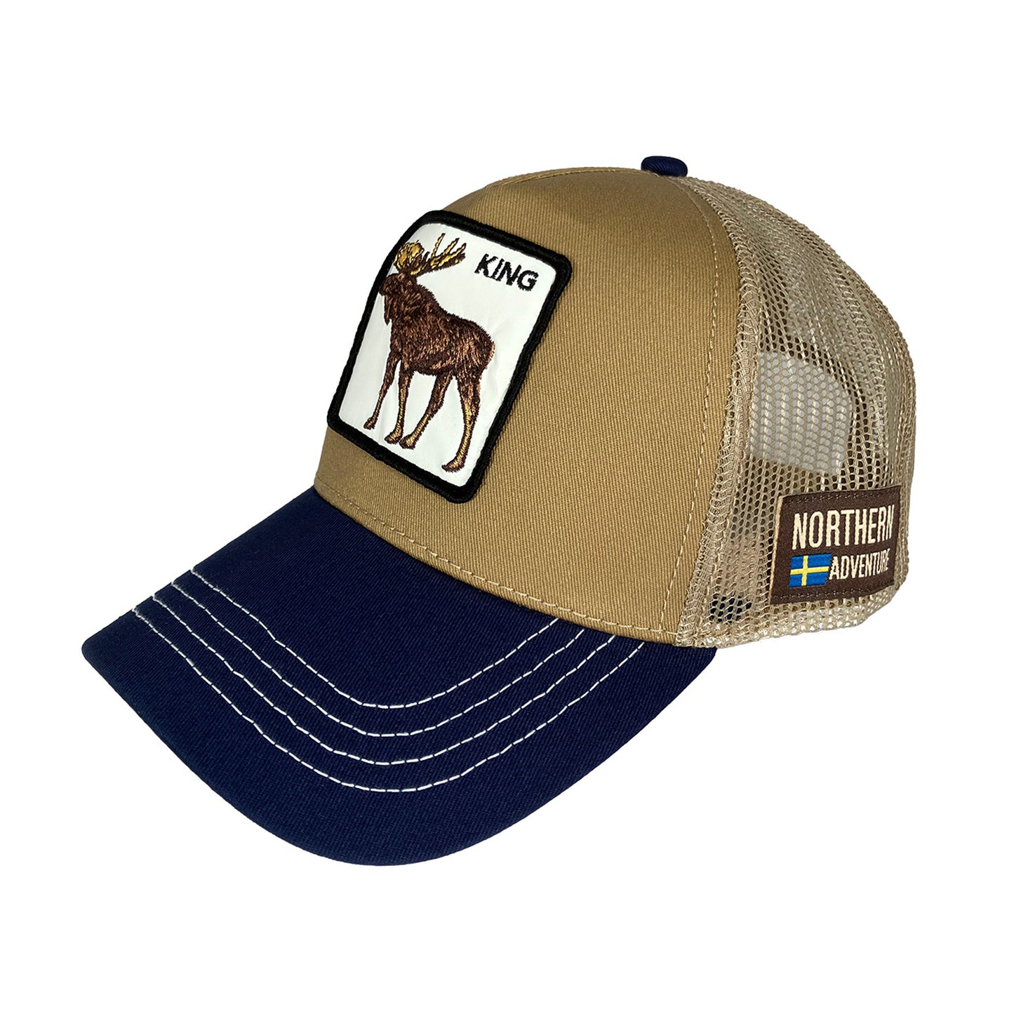 Ljusbrun och blå truckerkeps med älgmärke, texten King, svensk flagga och märke på sidan med texteb “Northern Adventure” och en svenska flagga – stilren souvenirkeps med nätbakdel och justerbar storlek.