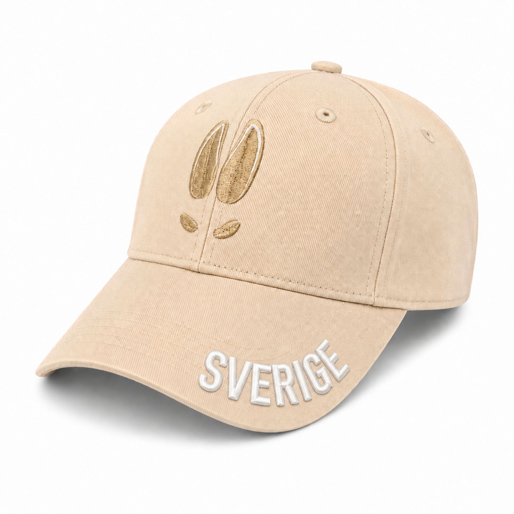 Beige keps, sedd snett från sidan så texten ”Sweden” på skärmen syns tydligt.