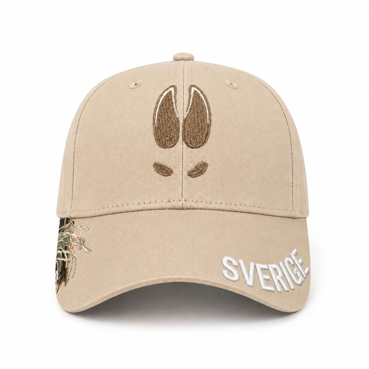 Beige keps med broderat älgspår och texten "SVERIGE" på skärmen.