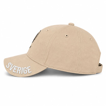 Beige keps, fotograferad från andra sidan så den broderade Sverige texten syns.
