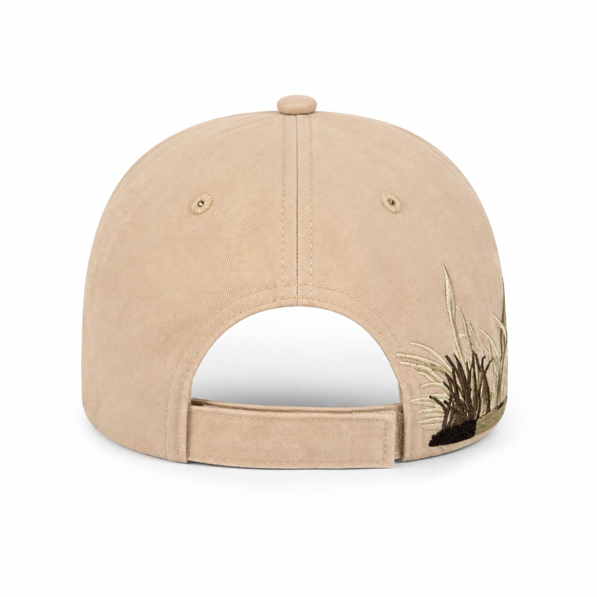 Beige keps med beige skärm, fotograferad bakifrån så den justerbara remmen med kardborreband syns.