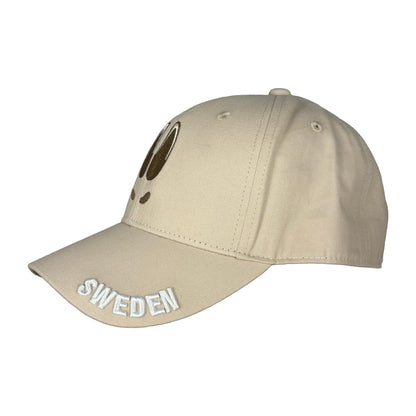 Beige keps, sedd från sidan så texten ”Sweden” på skärmen syns tydligt.