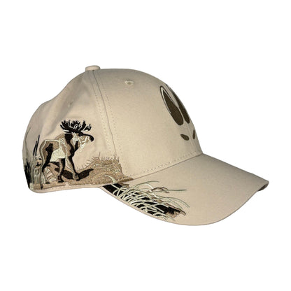 Beige keps, fotograferad från andra sidan så det broderade älgmotivet syns.