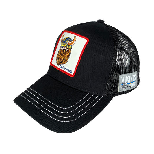 Svart truckerkeps med vitt broderi, vikingamärke med texten "Bad Viking" framtill och ett märke på sidan med texten "VIKINGS ON TOUR". Justerbar storlek, nätdel bak och svensk flagga baktill – en stilren souvenir för moderna vikingar.