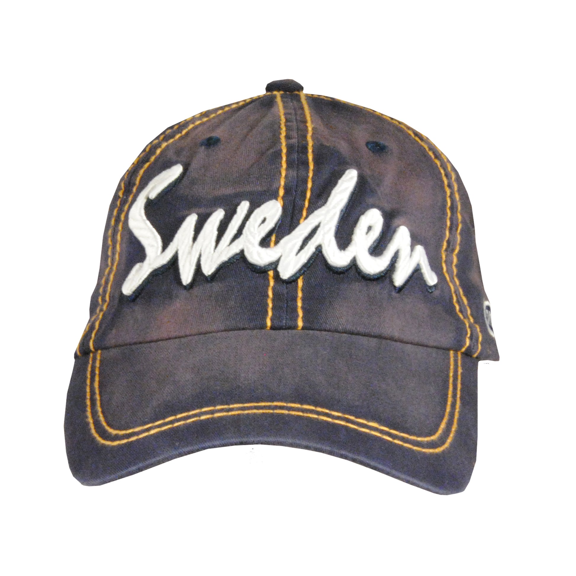 Blå keps med broderad Sweden-text i 3D.








