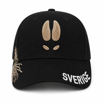 Svart keps broderat älgspår på sidan och texten "SWEDEN" på skärmen.