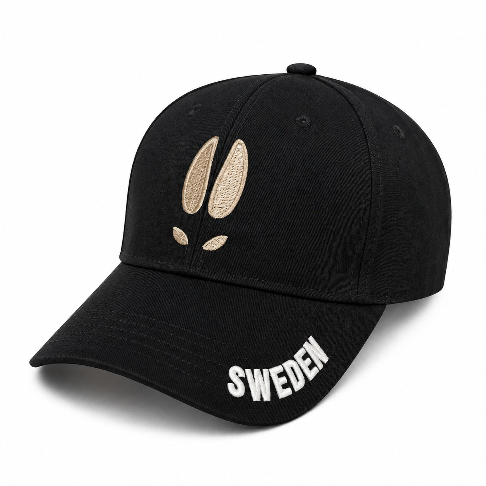 Svart keps, sedd snett från sidan så texten ”Sweden” på skärmen syns tydligt.