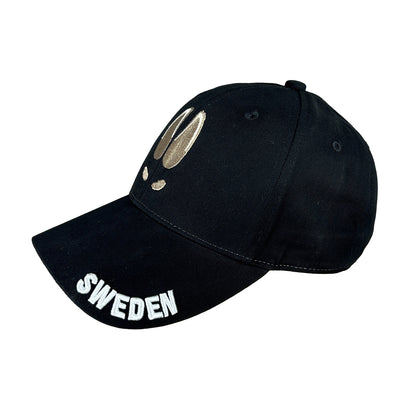 Svart keps, sedd från sidan så texten ”Sweden” på skärmen syns tydligt.