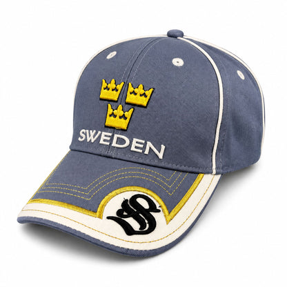 Ljusblå souvenirkeps med 3D-broderade Tre Kronor och Sweden-text. Snett framifrån.