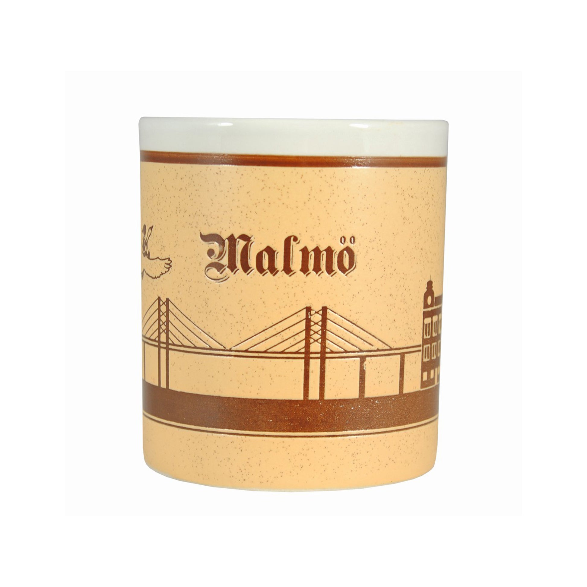 Keramikmugg i ljusbrunt med texten "Malmö", graverat motiv av Öresundsbron, en skymt av Centralstationen och Nils Holgersson på sin gås. Gedigen souvenir med vit insida.