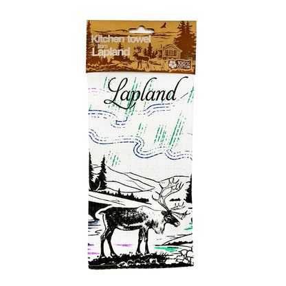 Vit kökshandduk med ren och texten Lapland, en vacker skogsvy och norrsken. Här med ljusbrun hängetikett med vackert skogsmotiv med ren och liten stuga i mörkbrunt. På etiketten finns texten "Kitchen Towel from Lapland" och "100 % cotton".