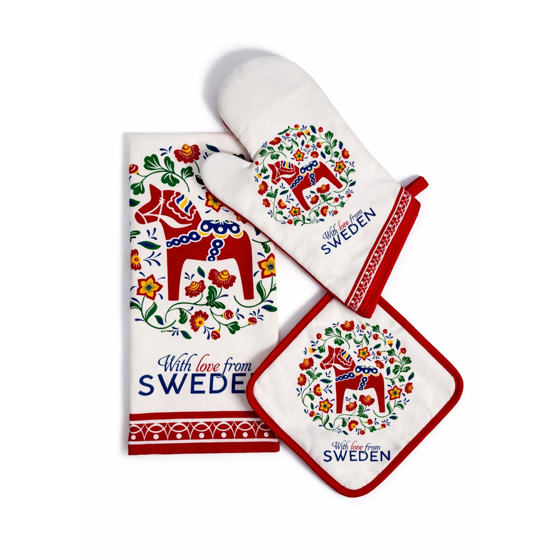 Köksset  med handduk, grytvante och grytlapp med motiv på en dalahäst omgiven av blommor och texten "With love from Sweden".