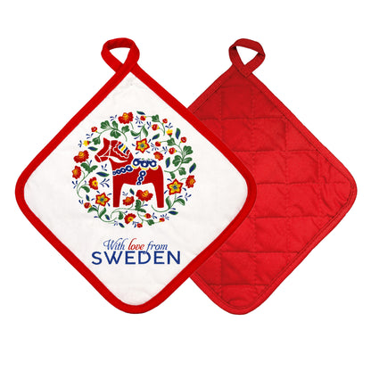 Grytlapp med motiv på en dalahäst omgiven av blommor och texten "With love from Sweden". Baksidan är röd.