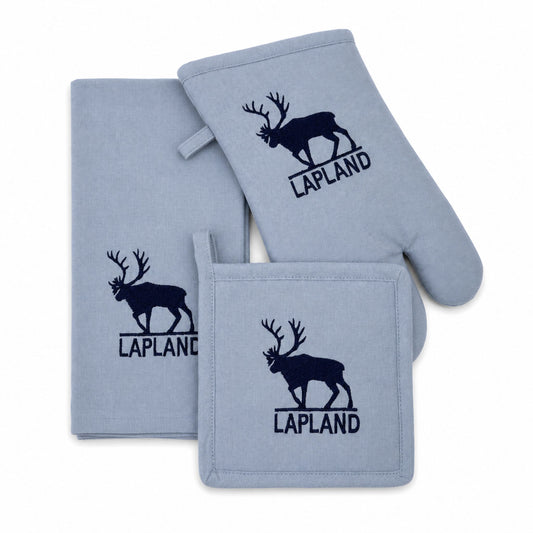 Isblått set med grytlapp, grytvante, och köksandduk alla med renmotiv och texten "Lapland"