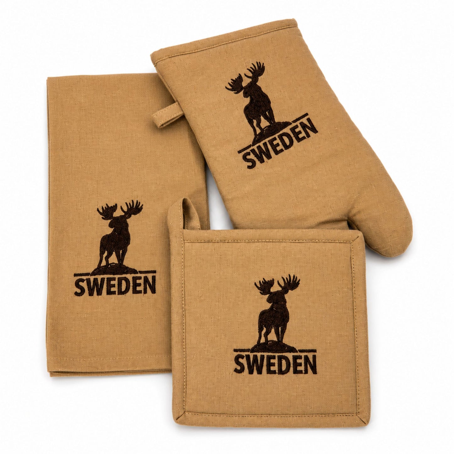 Beige set med grytlapp, grytvante, och köksandduk alla med älgmotiv och texten "Sweden".