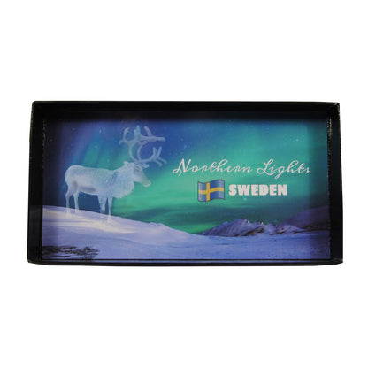 Insidan av presentaskens lock med vackert norrskensmotiv, en ren, svensk flagga och texten "Northern Lights Sweden".