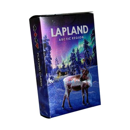 Kortlekens ask med motiv av en ren i snölandskap under norrsken – en stämningsfull design från Lappland.