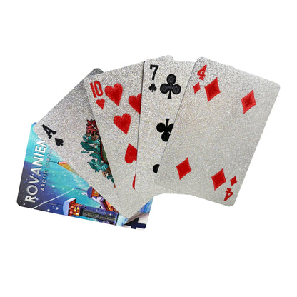 Fem spelkort från kortleken Rovaniemi, där ett visar baksidans motiv och övriga visar olika valörer.