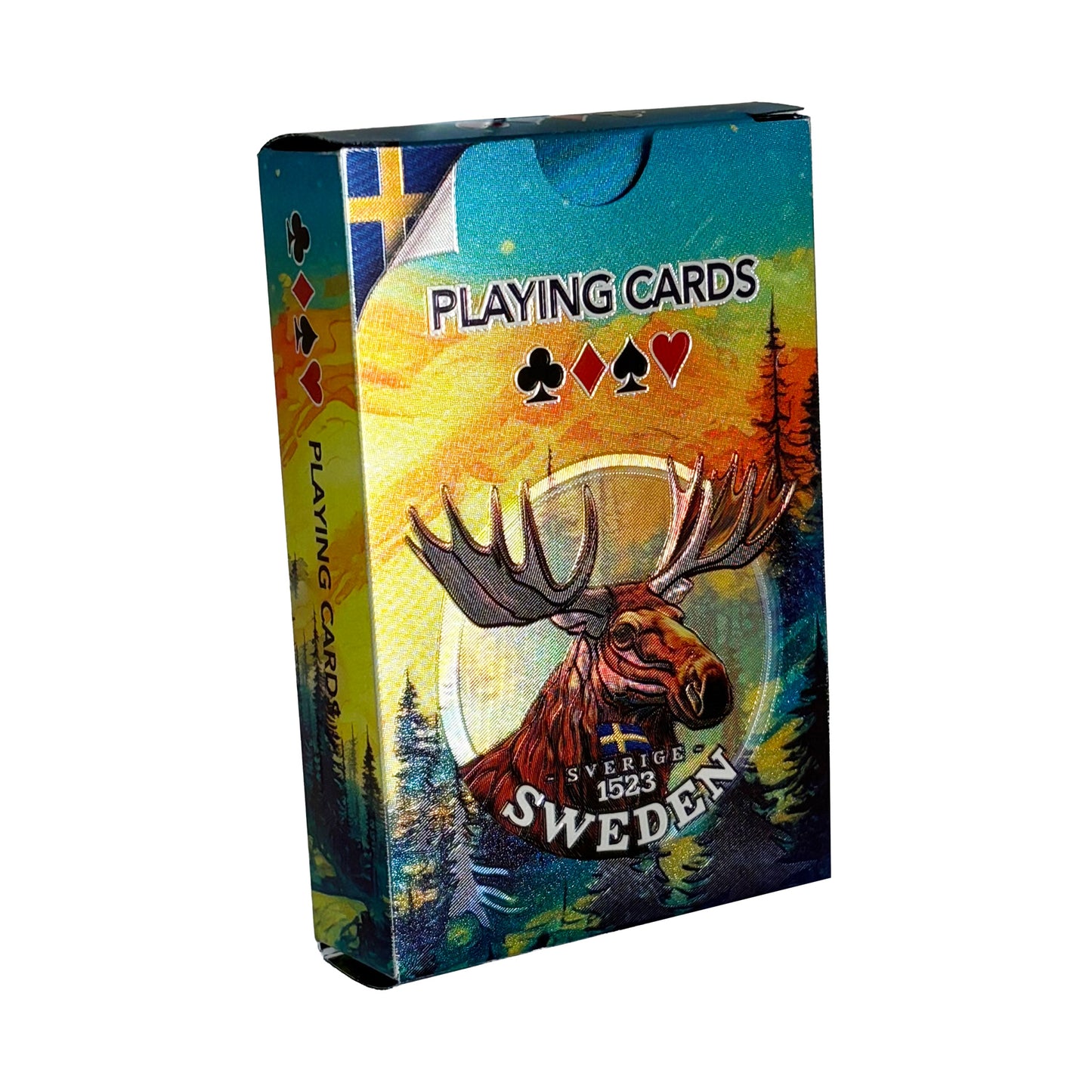 Kortlekens ask med älghuvud i förgrunden och ett vackert skogsmotiv i bakgrunden – design med tydlig koppling till Sverige och naturen.