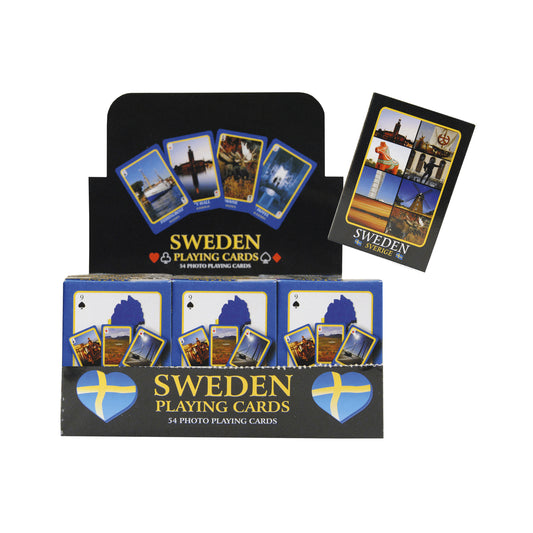 Display med svenska souvenirkortlekar – 54 olika motiv med natur, djur, sevärdheter och svenska symboler.