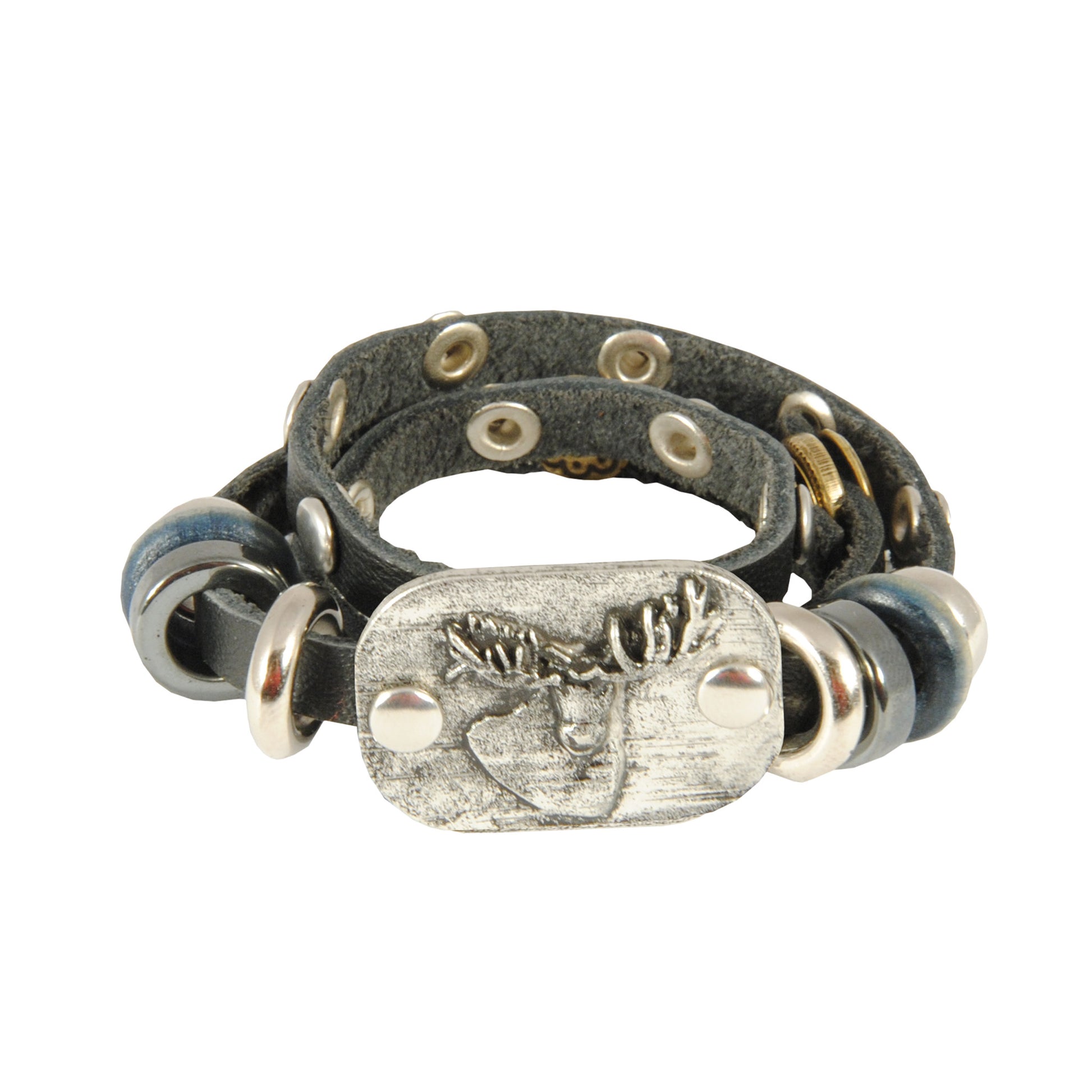Svart läderarmband med en metallbricka prydd med stilrent älgmotiv – ett maffigt och tidlöst smycke som verkligen står ut. Ett armband med allt du kan önska!